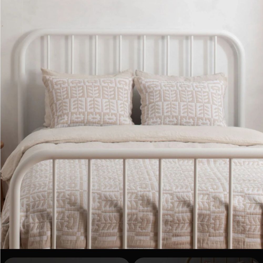 Schoolhouse Stillwater Quilt, cream colorway, size queen